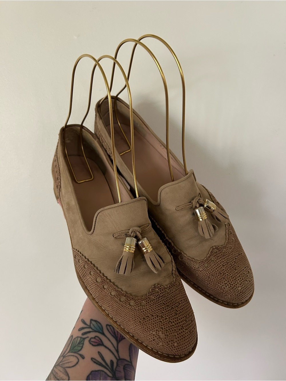 STUART WEIZMANN GUYTHING LIZARD PRINT SUEDE TASSEL LOAFERS NATURAL 9.5